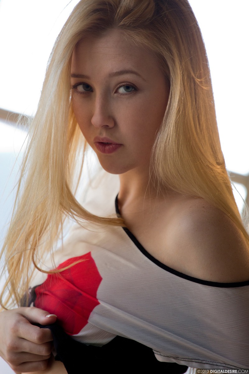 Glamour Blonde Babe Samantha Rone 07