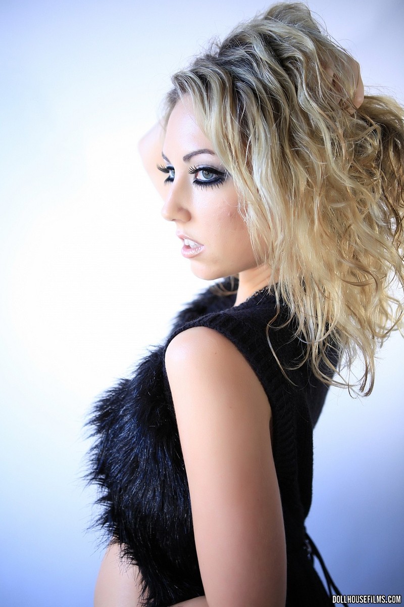 Blonde Sarah Peachez 08