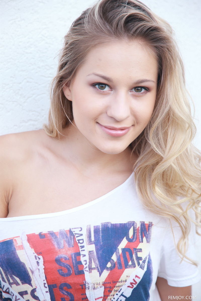 Tempting Blonde Candy D 00