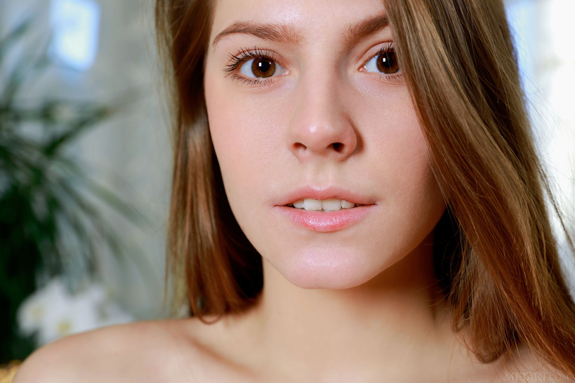 Sexy Lauren Swift looks utterly relaxed  01