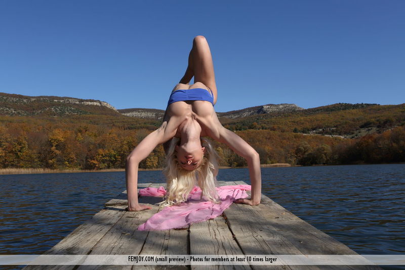 Kinky Blondie On Lake 00