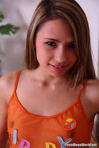 Great Teen Fucks Her Cunt With Dildo