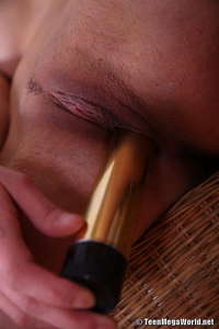 Great Teen Fucks Her Cunt With Dildo