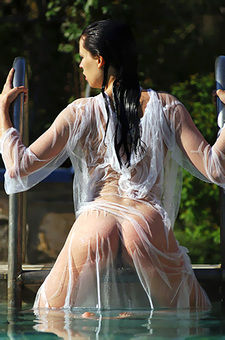 Valya Hot Girl Shows Pussy In The Pool