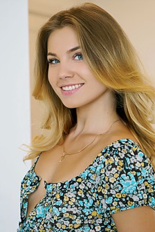 A sexy smile and a summery dress 